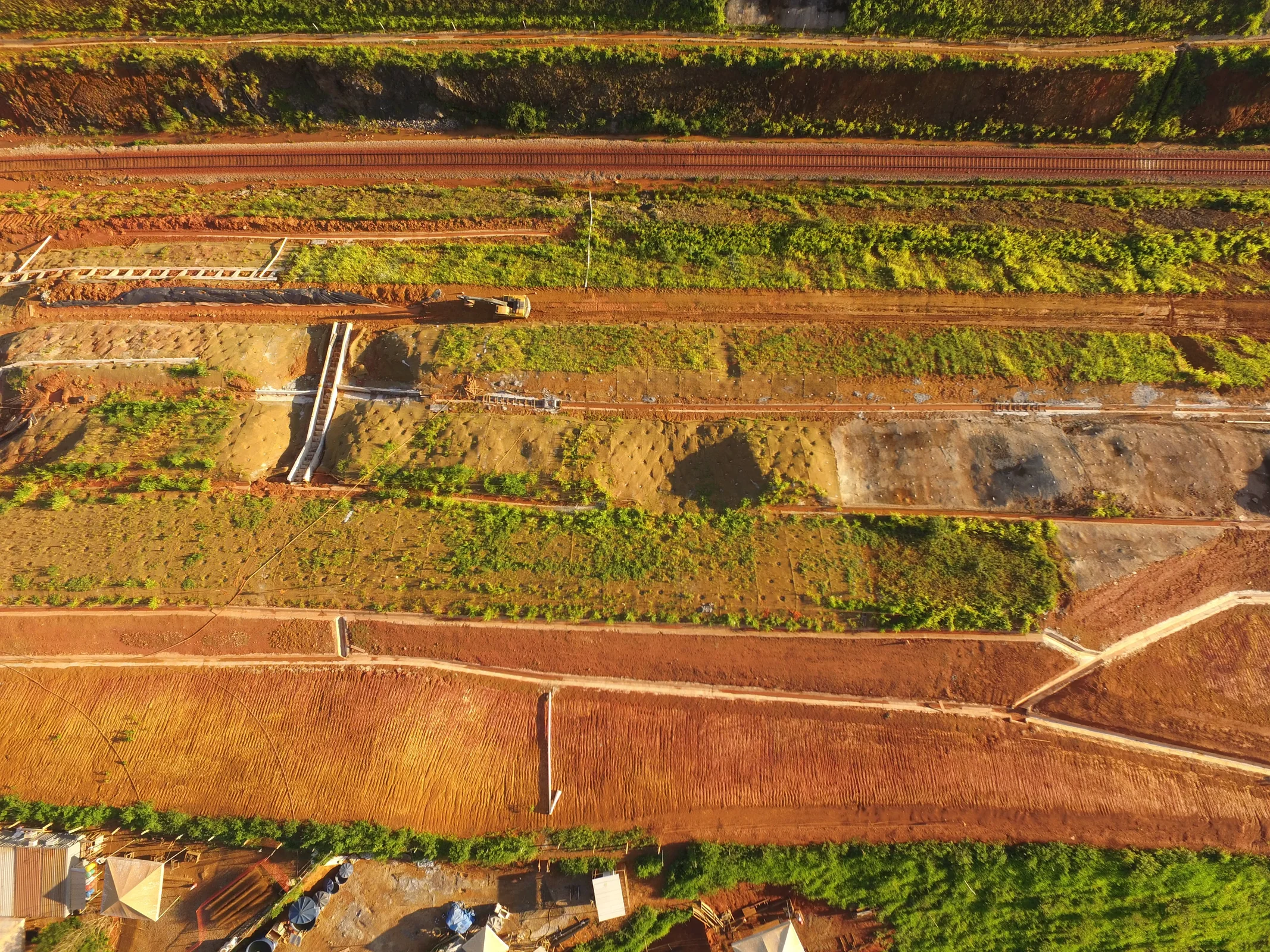 Vista aérea de obra de infraestrutura junto a ferrovia