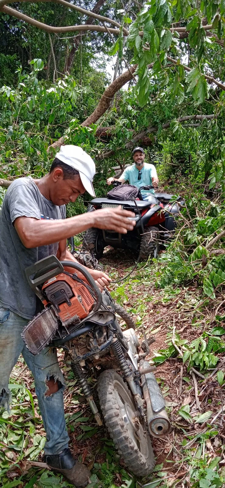Equipe realizando levantamento de georreferenciamento com GPS RTK em área rural