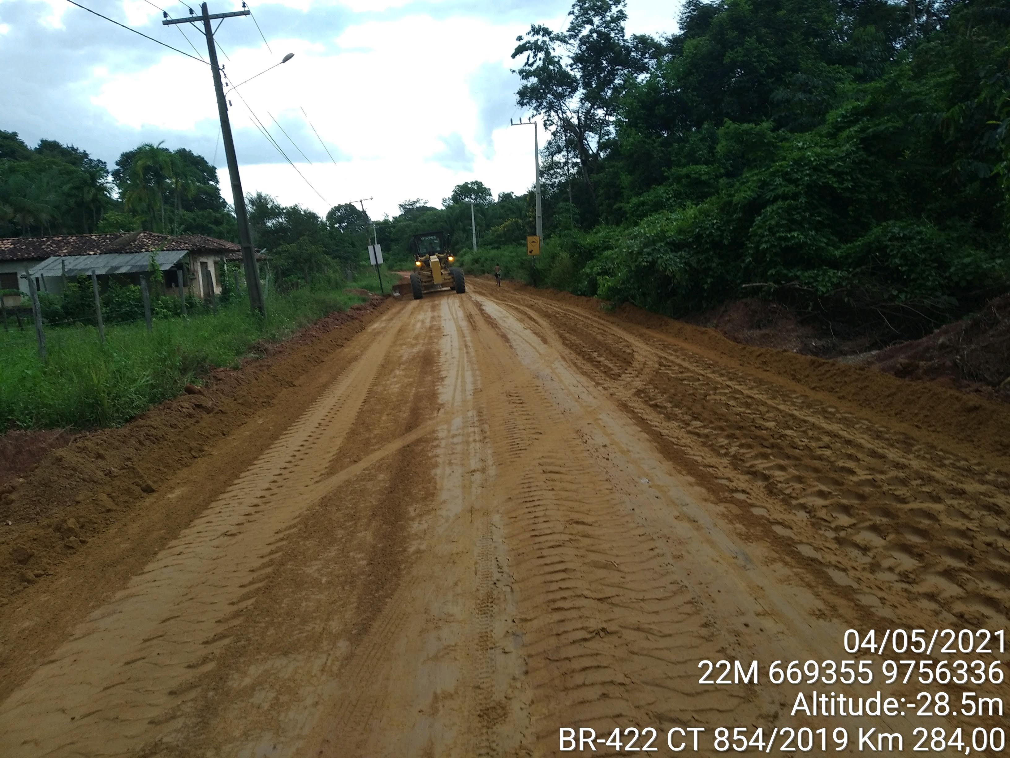 Motoniveladora trabalhando na plataforma da BR-422 em 2021