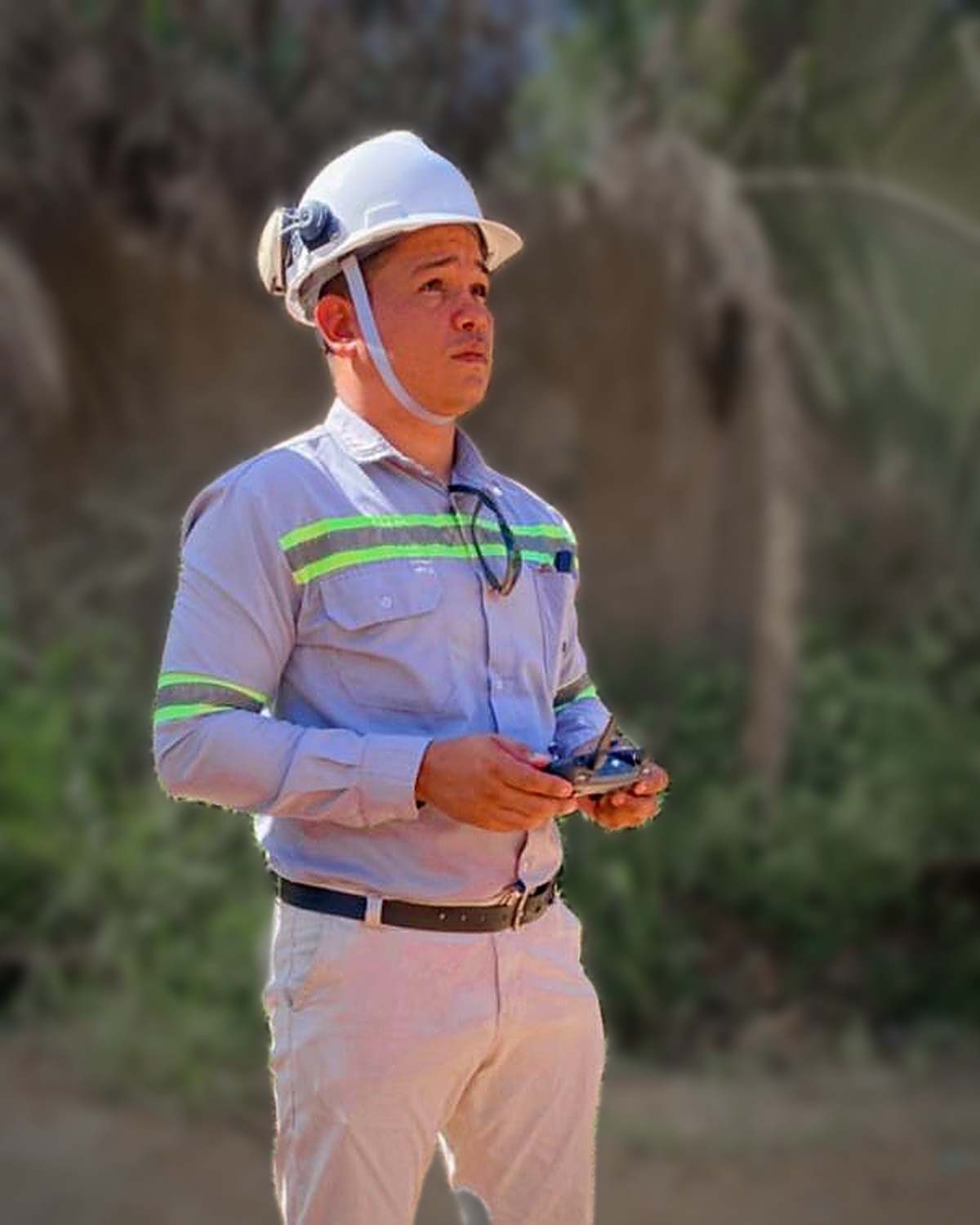 Ozeias Carvalho de Souza, engenheiro civil e responsável técnico da Geodesk, operando drone em levantamento topográfico de campo