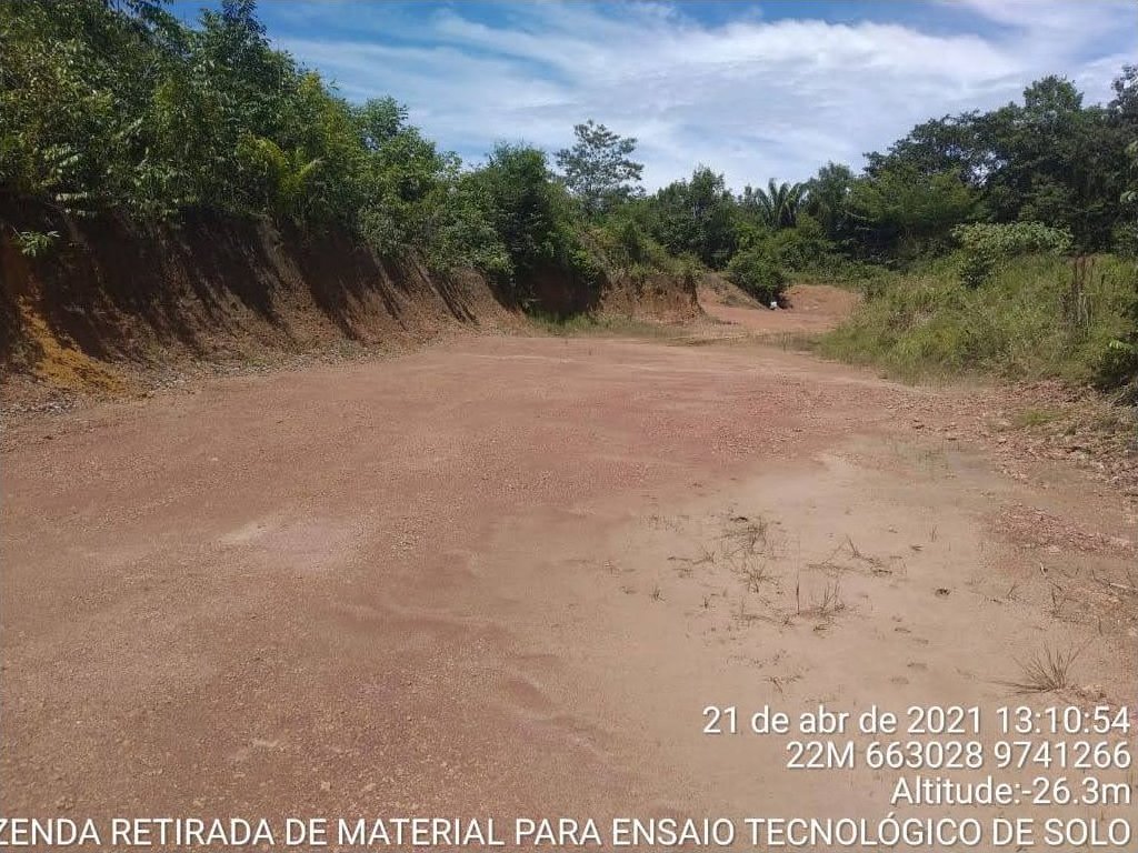Área de retirada de material para ensaio de solo na BR-422